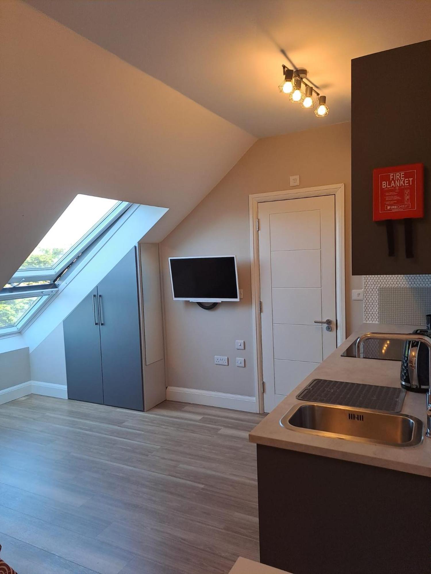 Sands House - Luxury Modern Studios With Secure Parking In Epsom, Surrey 客房 照片